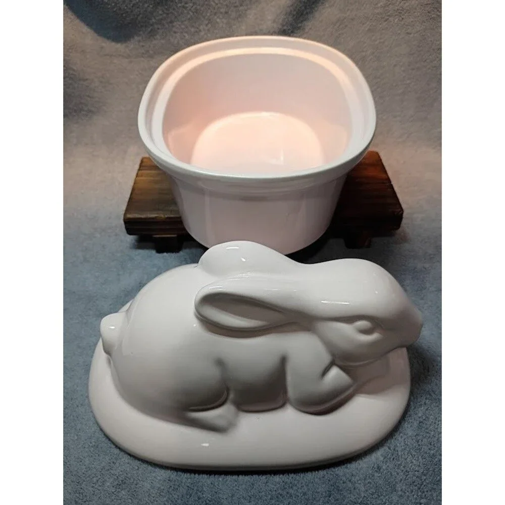 Zrike Brands Easter Bunny Rabbit Lidded Casserole Dish Pink Ceramic NEW